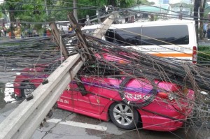 พายุฝนถล่มกรุง! เสาไฟฟ้าล้มทับพังยังเยิน